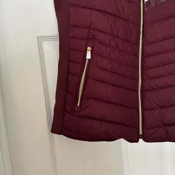 NWT ready for the cold weather in this burgundy puffer vest with fur lining - Picture 2 of 4